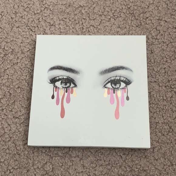 KYLIE Cosmetics Eyeshadow palette - Picture 3 of 4